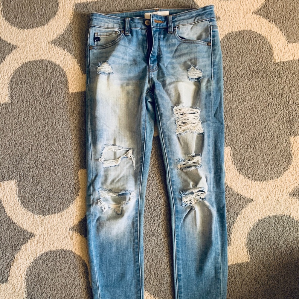 Like new 1/24 KanCan distressed jeans